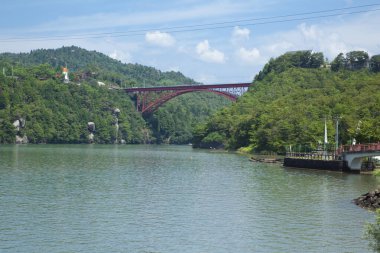 Şehrin eski köprüsü ve nehri manzarası