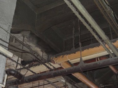 Terk edilmiş eski binada tavanın altındaki borular. 