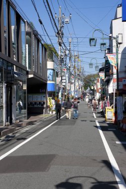 Fotoğraf, Tokyo 'nun günlük yaşamını yürüyen yayalarla gösteriyor..