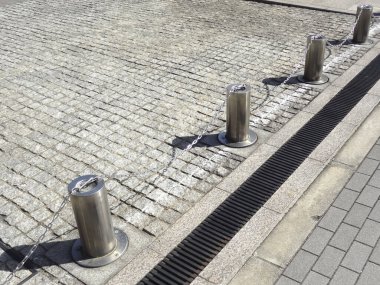 Sokakta park yeri olan çelik çitler.