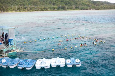   Mavi deniz ve sudaki insanlar