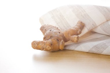 jengibre en una mesa de madera