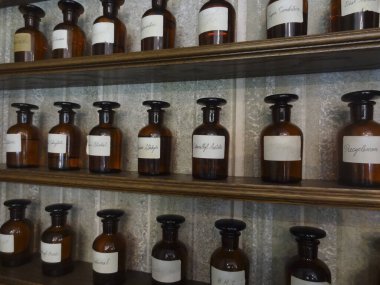 Eczane ve ilaç şişeleri mağazada