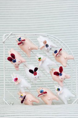 Beyaz Izgara Arkaplanda Minimalist Japon Keçeli Hayvanlar