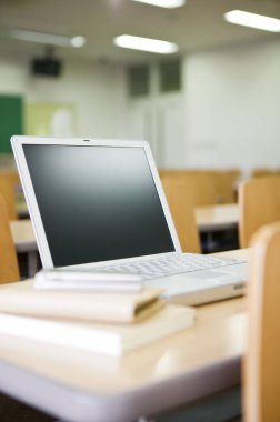 Tahta masadaki dizüstü bilgisayarın yakın görüntüsü