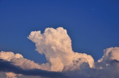 Güneşli bir günde beyaz bulutlar ve mavi gökyüzü