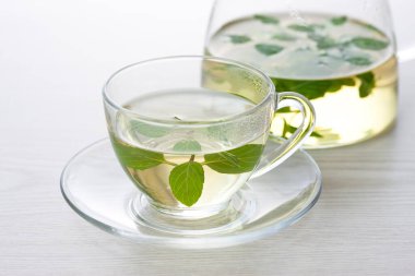 Masada taze nane yapraklı bitki çayı.