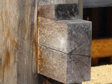 Bir evin duvarındaki tahta tahtaların yakın plan görüntüsü.   