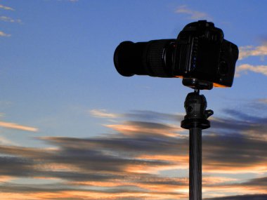 kamera gökyüzünde üç ayaklı bulutlu