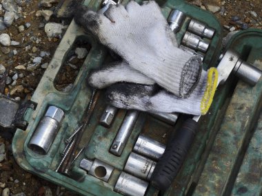 Atölyedeki araçların yakın çekim görüntüsü.