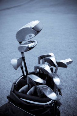 Yeşil çimlerde golf sopaları