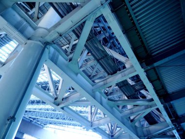 Modern bina tavanı yapısını destekleyen endüstriyel çelik kirişler