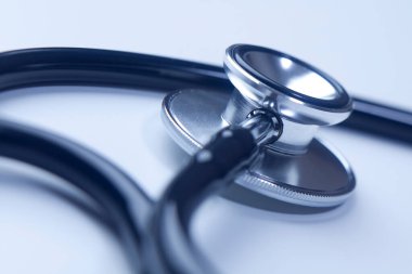 yakın plan - tıbbi ekipman, beyaz arkaplanda steteskop        