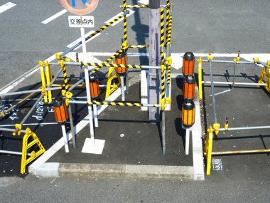 Otopark direği çevresindeki sarı siyah güvenlik engelleri