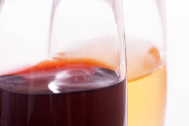 Beyaz arka planda farklı şarap kadehleri, yakın plan görünümü               