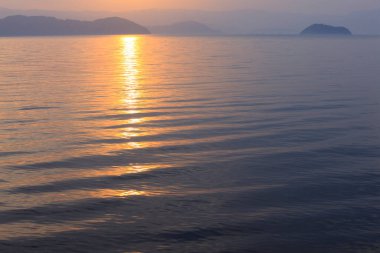 Denizde gün batımı, güzel günbatımı arka plan