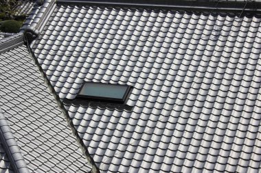 Geleneksel Japon çatı kiremitleri ve penceresinin yüksek açılı görüntüsü