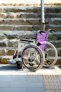 Tekerlekli sandalye arka planda park edilmiş, kapatın.