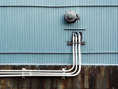 Duvardaki endüstriyel borular, kapatın.