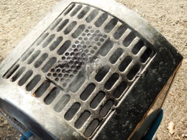 Açık havada havalandırma delikleri olan kirli plastik sandıkları gösteren yakın plan.