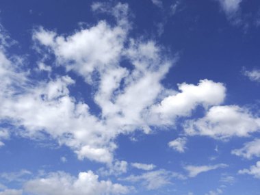 Mavi gökyüzünde beyaz kabarık bulutlar  