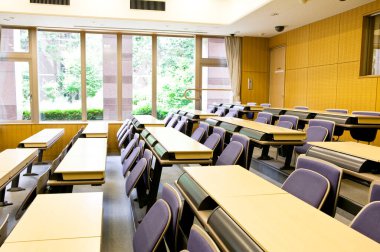 Üniversitede sandalyeli ve masalı modern boş sınıf 