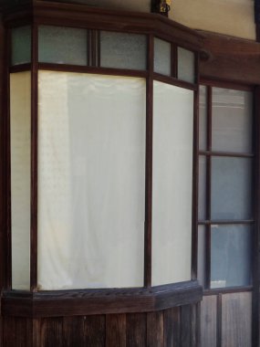 Japon evindeki ahşap pencereler.