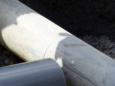 Yerdeki boru, arkadaki inşaat, kapatın.