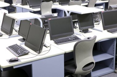Sınıfta bilgisayar olan boş okul sınıfı