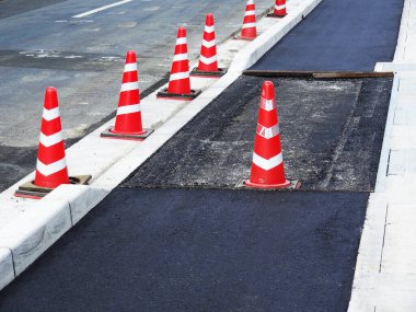 Yol işaretlerinin olduğu gün ışığı sahnesi.