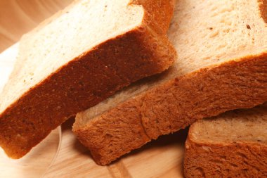 Tahta bir masada taze ekmek dilimleri          