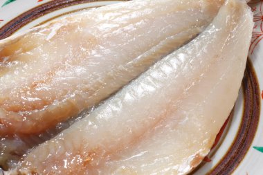 Lezzetli Asya yemekleri ve balık sashimi manzarası.