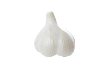 Beyaz arkaplanda izole edilmiş beyaz sarımsak