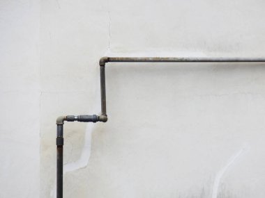 Şehirdeki büyük endüstriyel metal boruların düşük açılı görüntüsü    