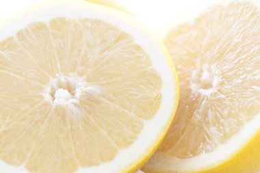 Hafif arkaplanda taze sulu limonlar     