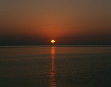 Deniz kıyısında güzel gün batımı gökyüzü