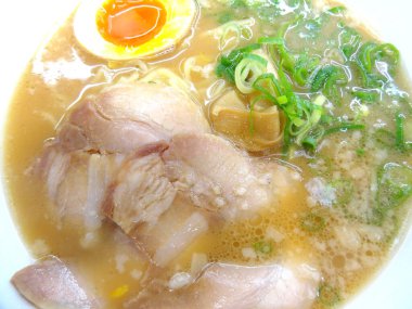 Japon usulü yumurtalı domuz çorbası.