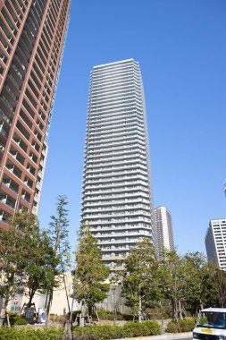 Mavi gökyüzü üzerinde modern şehrin gökdelenleri 