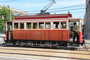 Şehir yollarında gezinen bir tramvayın sokak fotoğrafı. 