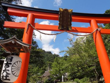 Japonya 'da kırmızı kapılı geleneksel Japon tapınağı.