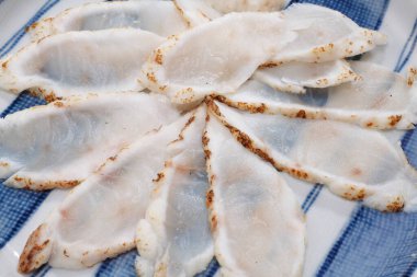 Lezzetli Asya yemekleri ve balık sashimi manzarası.