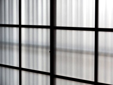 Binanın arka planındaki cam duvarı kapatın.