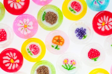 Beyaz arka plan üzerinde renkli tatlı şekerler