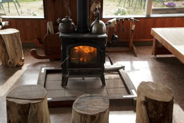 Kırsal ahşap soba ısıtma kabin iç gün boyunca