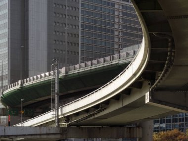 Yoğun gündüz caddesi yüksek ofis bloklarıyla çevrili.
