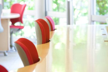 Masalar ve sandalyeler ile boş okul sınıf           