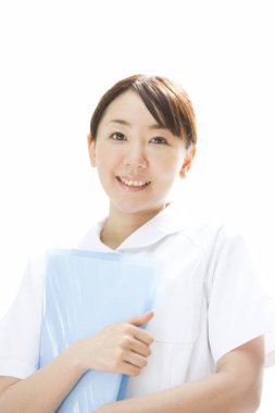 Dışarıda dosyası olan Asyalı hemşire.