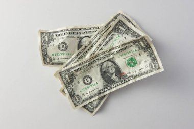 Dolar banknotları beyaz arkaplanı kapatır 