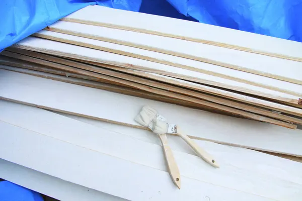 Pinsel Und Holzbretter Mit Weißer Farbe — Stockfoto