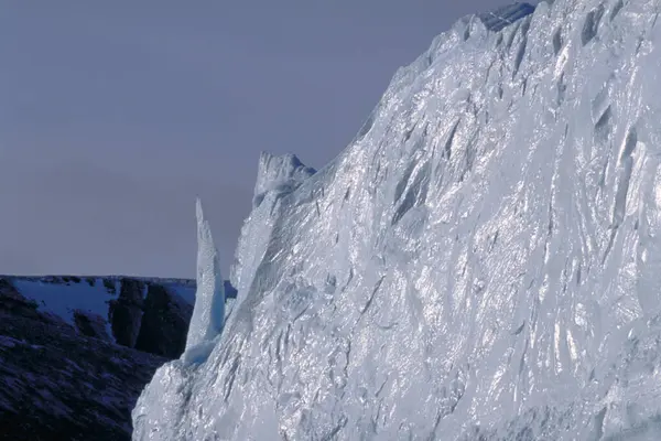 凍った海に浮かぶアイスバーグ — ストック写真